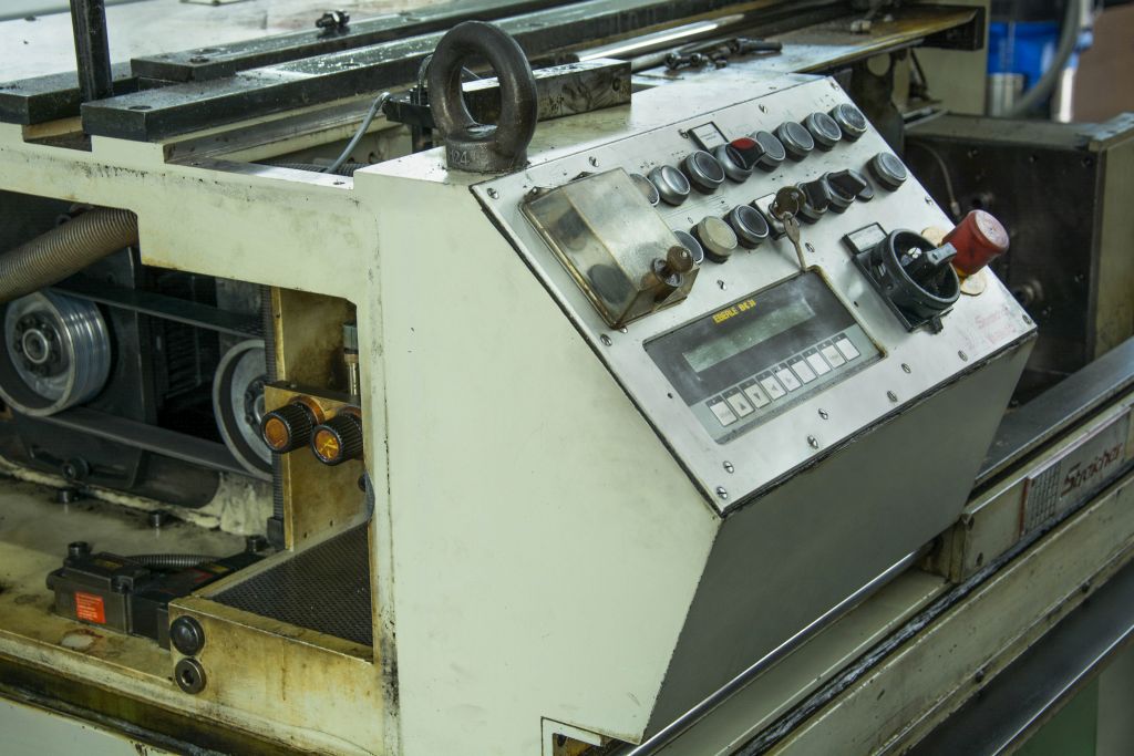 Eine alte Maschine in einer Produktionshalle